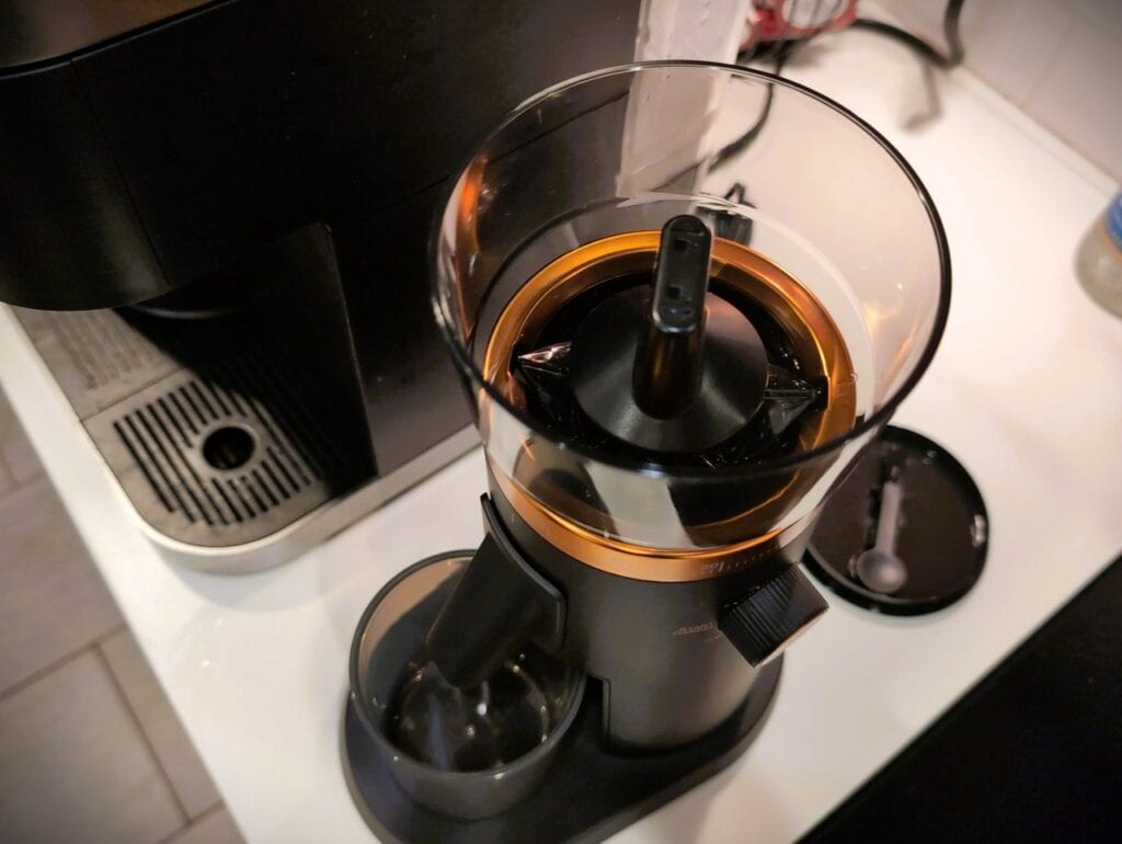 Freshly brewed coffee in a modern espresso machine, ready to enjoy a hot beverage for a relaxing morning or afternoon break. Perfect for coffee lovers who appreciate quality and aroma in every cup.