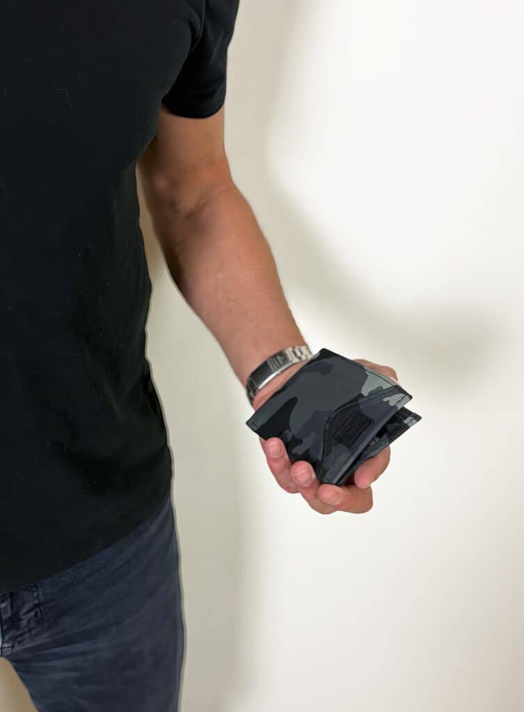 Stylish Shotgun Wallet for Him—A Collaboration by Deux Mains and Billy Billingham 4 Shotgun Wallet Collaboration Deux Mains and Billy Billingham 5