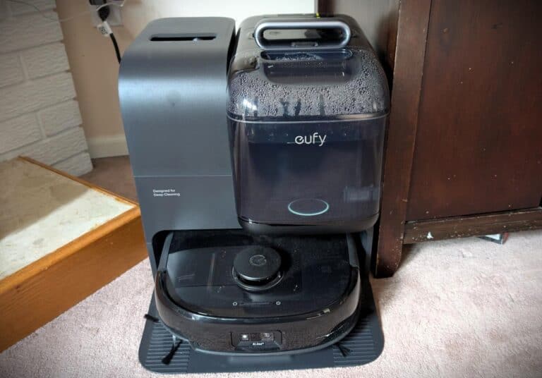 Eufy Omni E28 robot vacuum cleaning device for smart home automation. Compact design with advanced navigation features, ideal for efficient floor cleaning and seamless integration with modern smart ho.