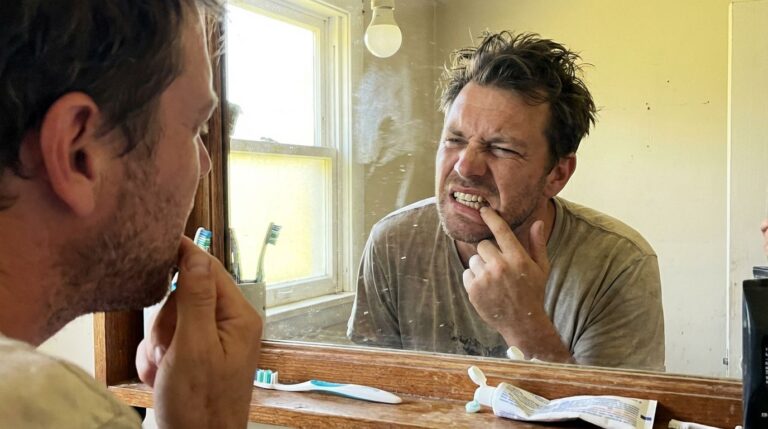 man checking smile mirror 422088 0514