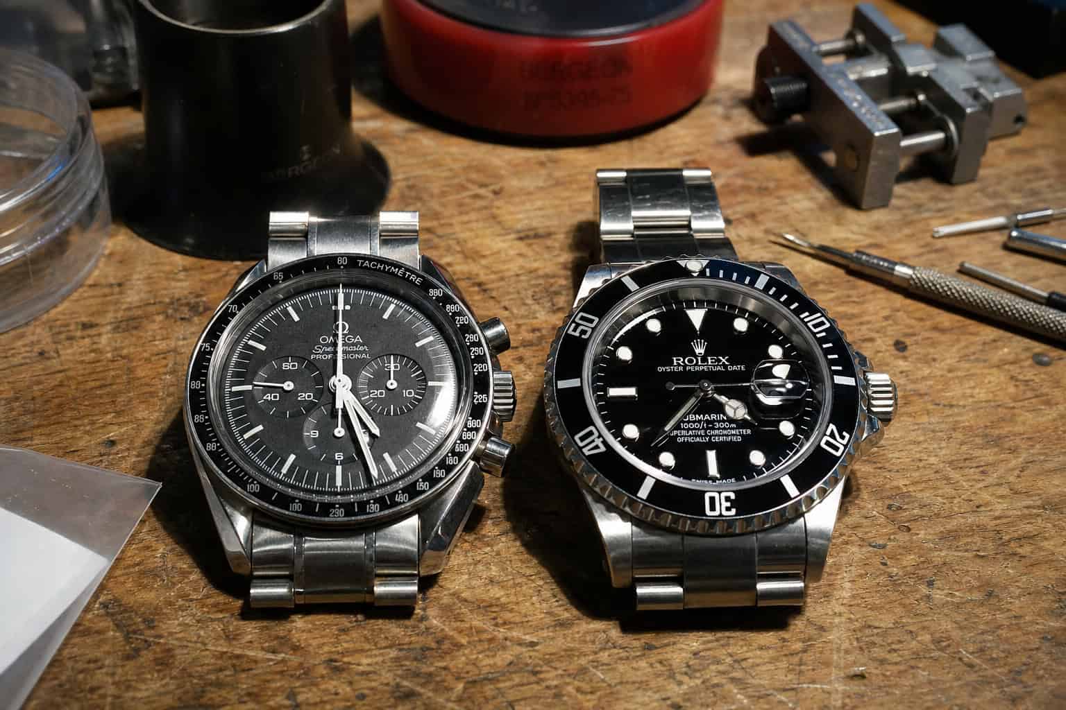 Omega vs Rolex Durability: Which Watch Can Take a Beating? 7 Omega Speedmaster with Hesalite crystal and Rolex Submariner with sapphire crystal compared for toughness