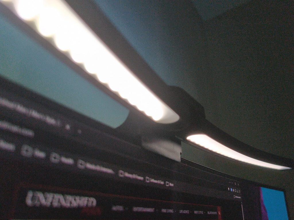 Quntis Curved Monitor Light Bar IM (66cm) Review: Dual-Light RGB for 34-Inch+ Screens 2 Quntis curved monitor light bar with dual RGB lighting on a 34-inch screen for enhanced workspace illumination.