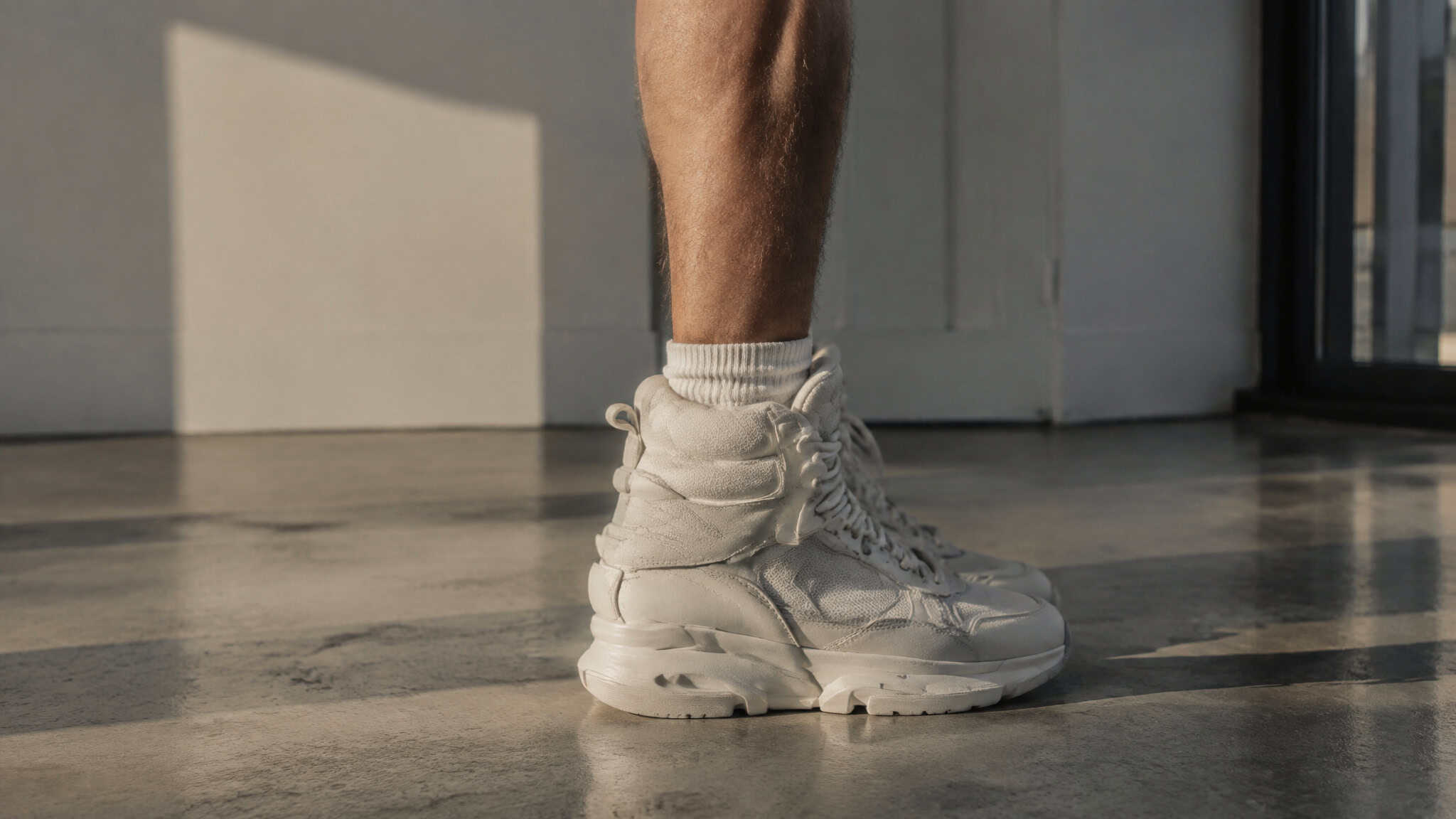 What Shoes Make You Taller? Measured Stacks From 36mm to 41mm, Plus Real Inch Gains 4 Man wearing tall heel-drop sneakers showing how height shoes shift load to hips and thighs